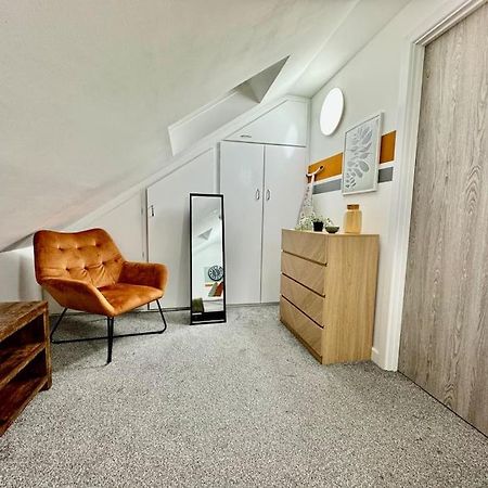 Stylish One Bedroom & A Sofa Bed คาร์ดิฟฟ์ ภายนอก รูปภาพ