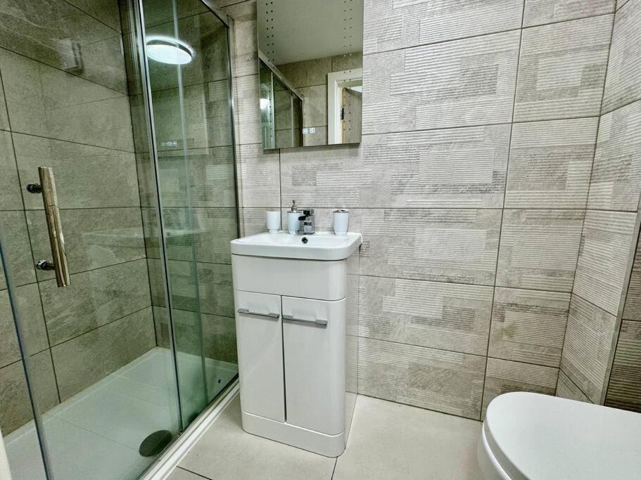 Stylish One Bedroom & A Sofa Bed คาร์ดิฟฟ์ ภายนอก รูปภาพ